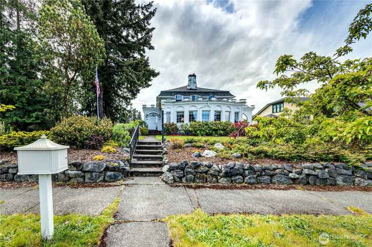 Photo of 1324 E 2nd St Port Angeles, WA 98362