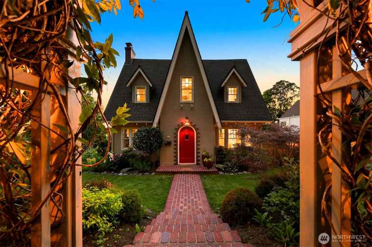 Photo of 251 N Garden St Bellingham, WA 98225