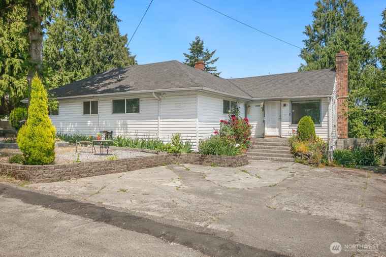 Photo of 15222 37th Pl S Tukwila, WA 98188