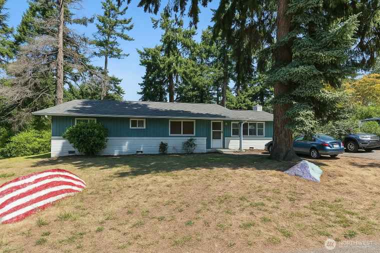 Photo of 230 SE 8th Ave Oak Harbor, WA 98277
