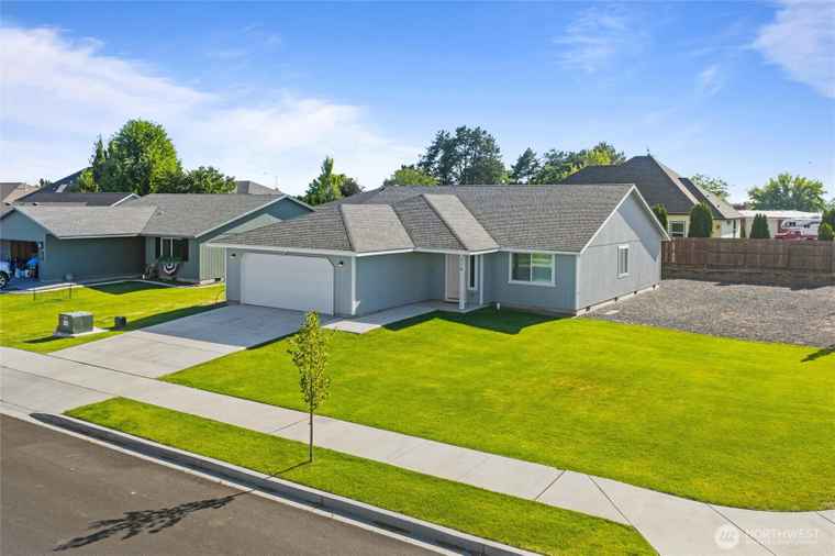 Photo of 318 N Saratoga Way Moses Lake, WA 98837