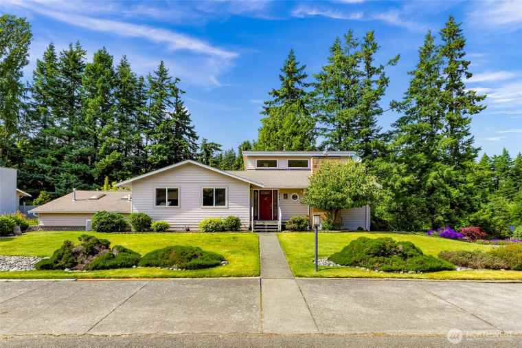 Photo of 527 Fern Rd Bellingham, WA 98225