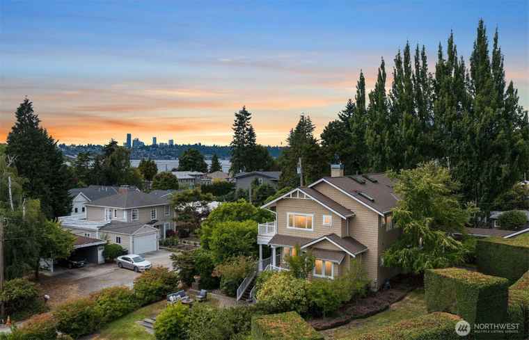 Photo of 3021 W Mercer Way Mercer Island, WA 98040