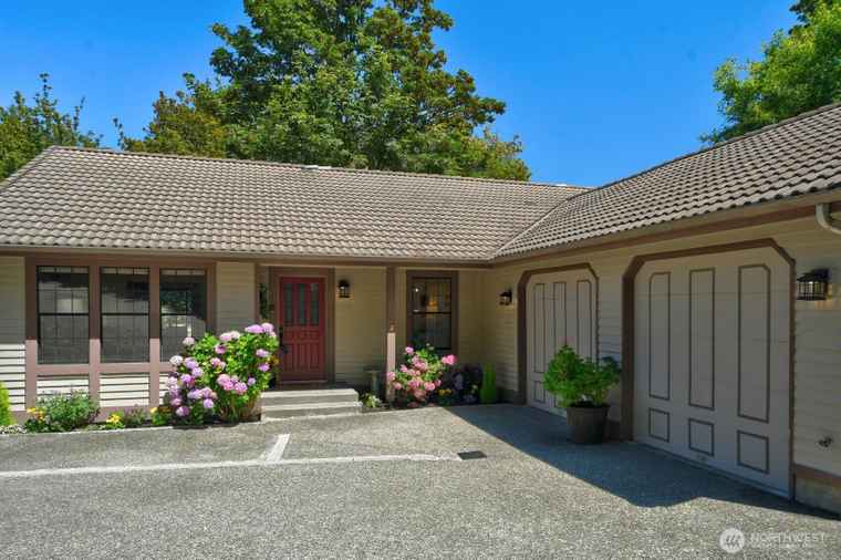 Photo of 17512 32nd Ave NE Lake Forest Park, WA 98155
