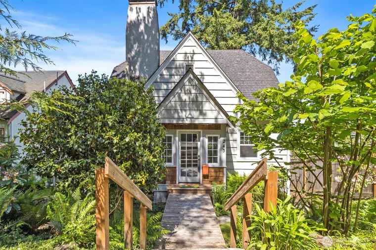 Photo of 243 N Garden St Bellingham, WA 98225