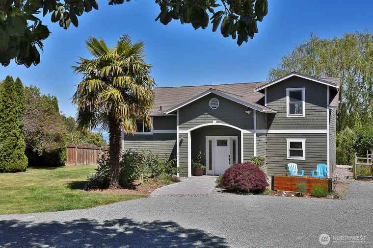 Photo of 6631 Humphrey Rd Clinton, WA 98236
