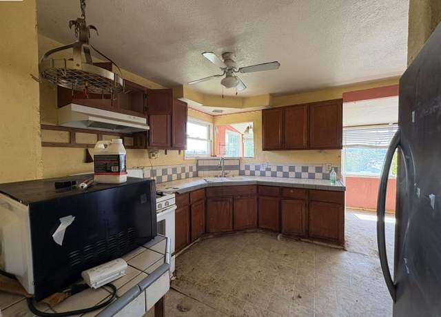 Property at 8647 Thermal St, Oakland, CA 94605, 4 beds, 1.5 baths