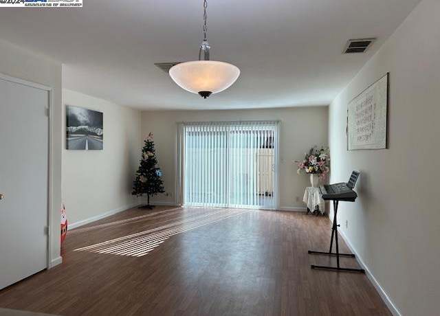 Property at 1533 Parkwood Pl, Concord, CA 94521, 2 beds, 1.5 baths