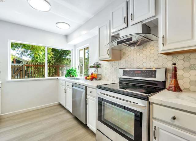 Property at 208 Siskiyou Ct, Walnut Creek, CA 94598, 4 beds, 2.5 baths