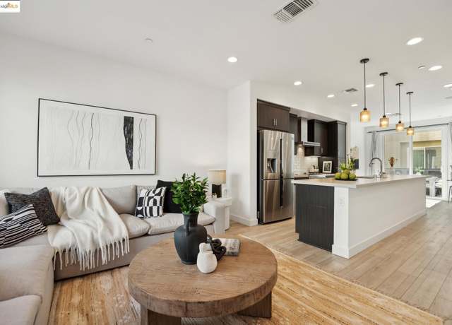 Property at 172 Uptown Cir, Oakland, CA 94607, 2 beds, 3 baths