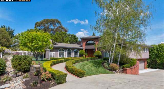 Photo of 2 Sunrise Hill Ct, Orinda, CA 94563