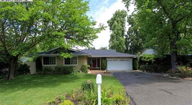 Photo of 11 Buckingham Dr, Moraga, CA 94556