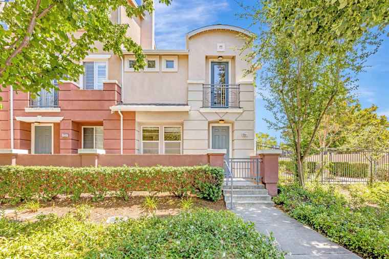 Photo of 722 City Walk Pl #1 Hayward, CA 94541