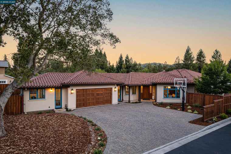 Photo of 3 Barnes Ct Moraga, CA 94556