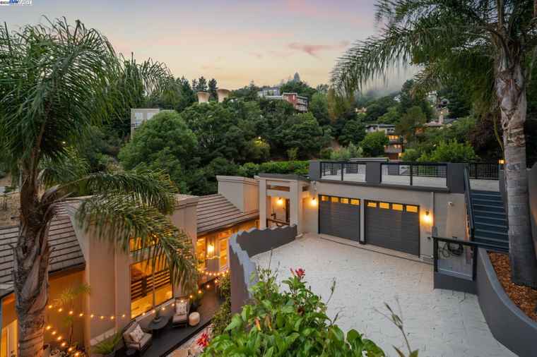 Photo of 2005 Tunnel Rd Oakland, CA 94611