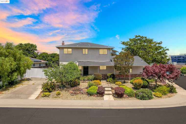 Photo of 19800 Carnation Ln Castro Valley, CA 94546