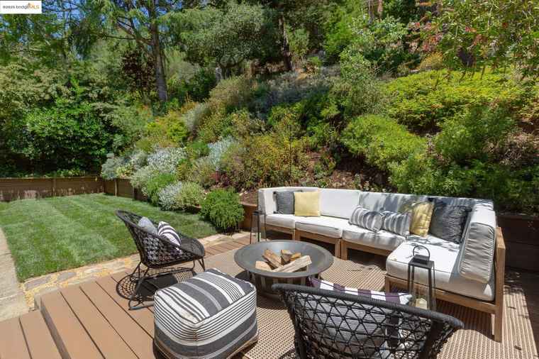Photo of 2072 Arrowhead Dr Oakland, CA 94611