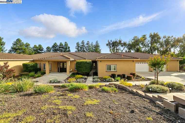Photo of 874 Overhill Dr Hayward, CA 94544