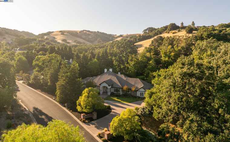 Photo of 5318 Stonehurst Dr Martinez, CA 94553