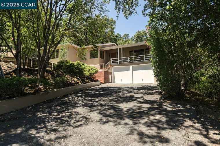 Photo of 877 Mountain View Dr Lafayette, CA 94549