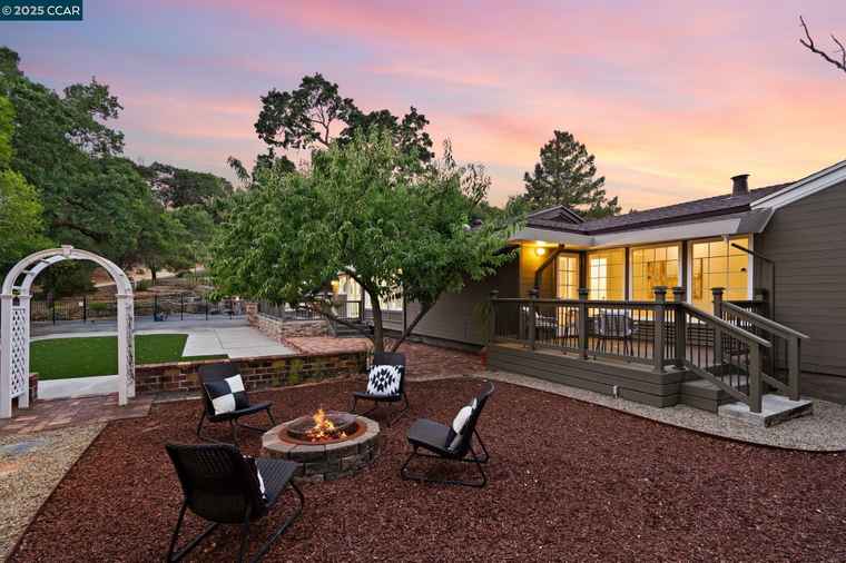 Photo of 122 Stein Way Orinda, CA 94563