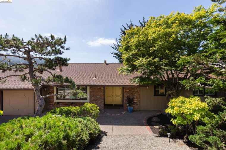 Photo of 320 Somerset Rd Oakland, CA 94611