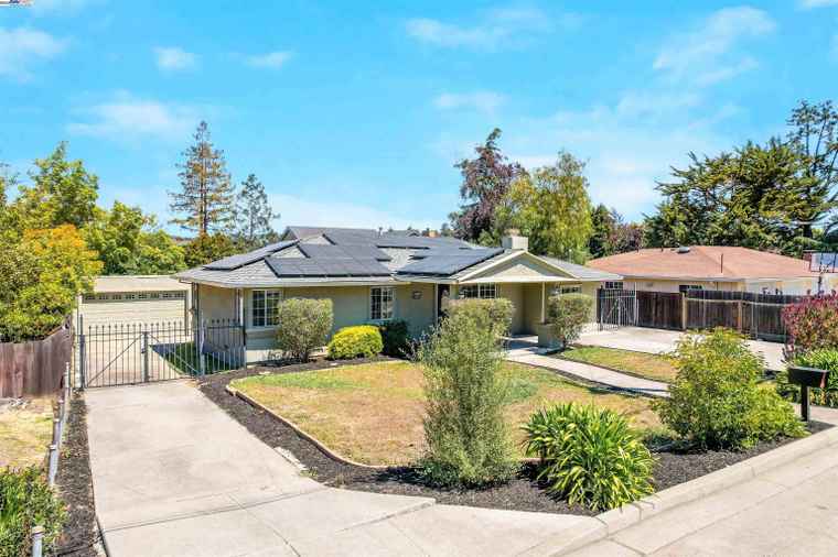 Photo of 17526 Parker Rd Castro Valley, CA 94546