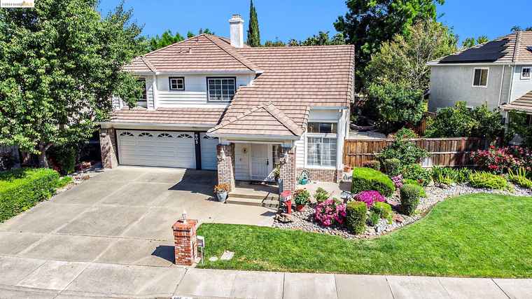 Photo of 905 Crescent Dr Brentwood, CA 94513