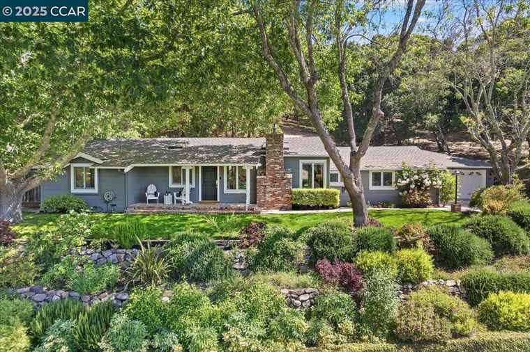 Photo of 31 Parkway Ct Orinda, CA 94563