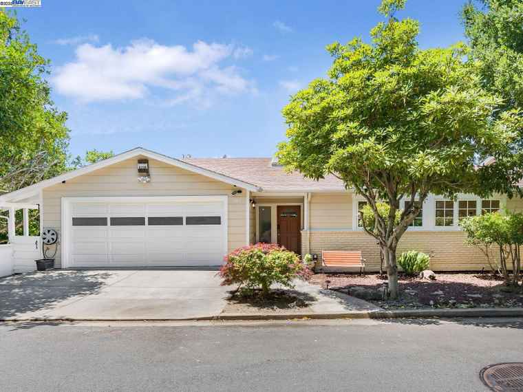 Photo of 187 St. James Dr Piedmont, CA 94611