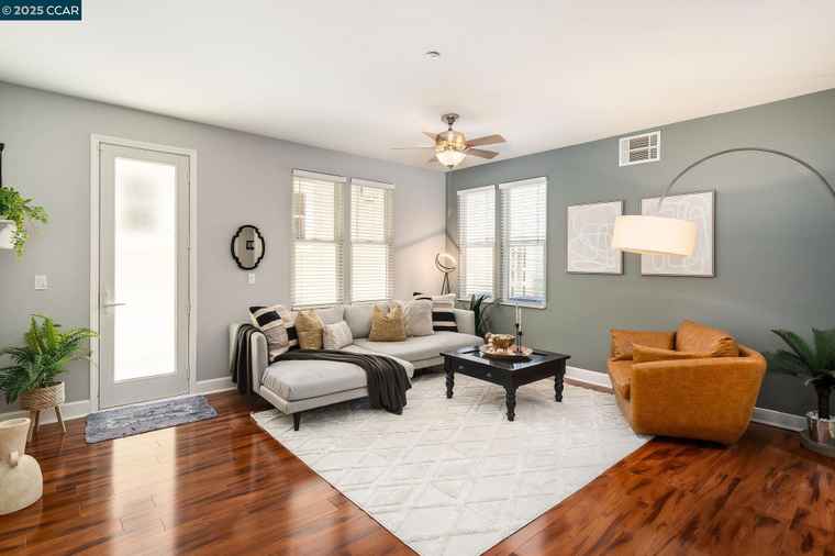 Photo of 2033 De Anza Ln Hercules, CA 94547