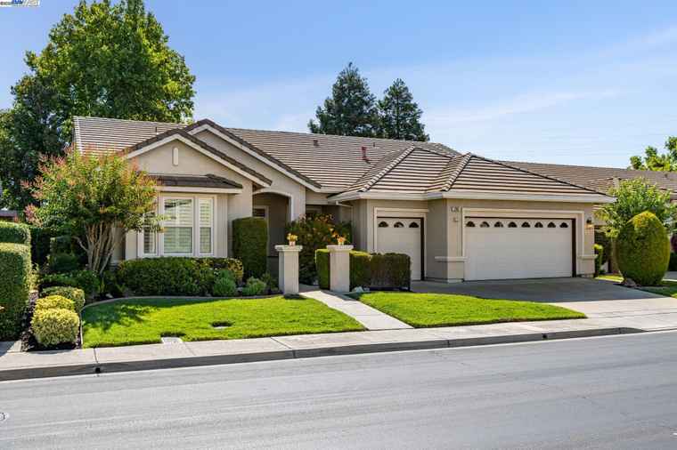 Photo of 210 Summerset Dr Brentwood, CA 94513