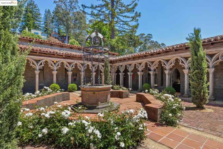 Photo of 2900 Buena Vista Way Berkeley, CA 94708