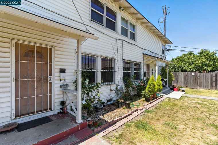 Photo of 121 Collins St Richmond, CA 94801