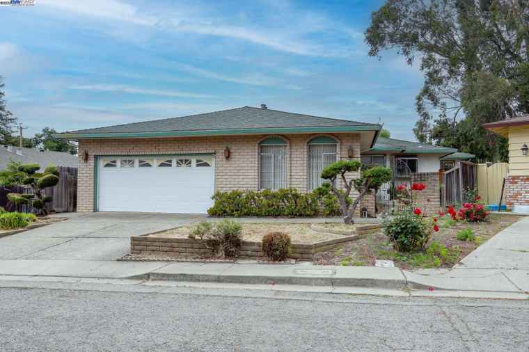 Photo of 19427 Forest Pl Castro Valley, CA 94546