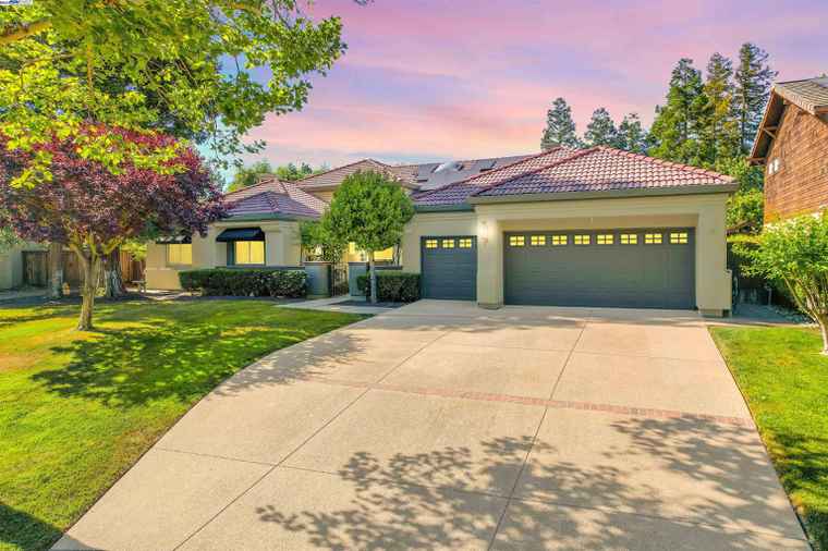Photo of 580 Rutherford Cir Brentwood, CA 94513