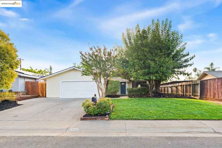 Photo of 1602 Oak Tree Dr Roseville, CA 95661
