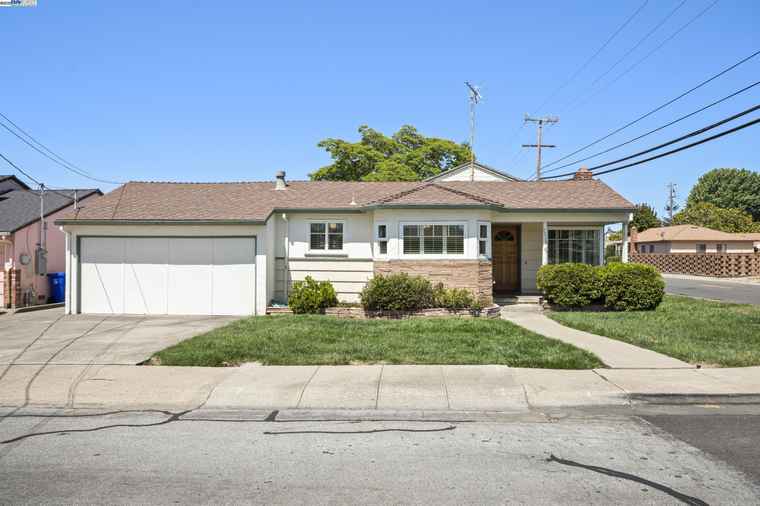 Photo of 15003 Crosby St San Leandro, CA 94579