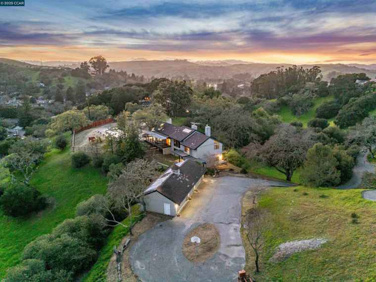 Photo of 5 Leeward Glen Rd Lafayette, CA 94549