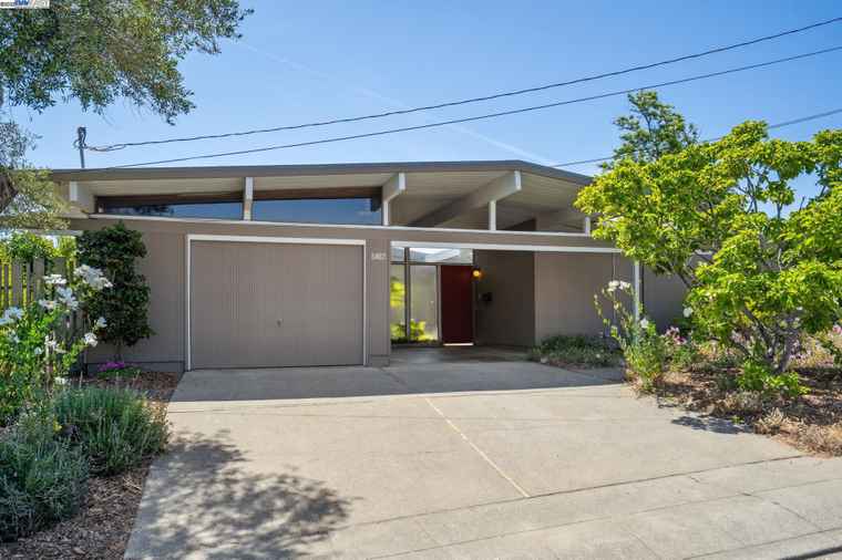 Photo of 5462 Greenridge Rd Castro Valley, CA 94552