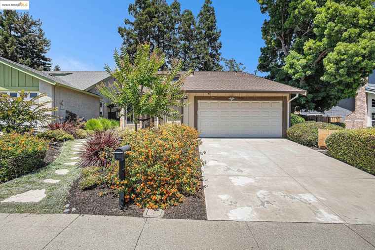 Photo of 1039 Village Oaks Dr Martinez, CA 94553