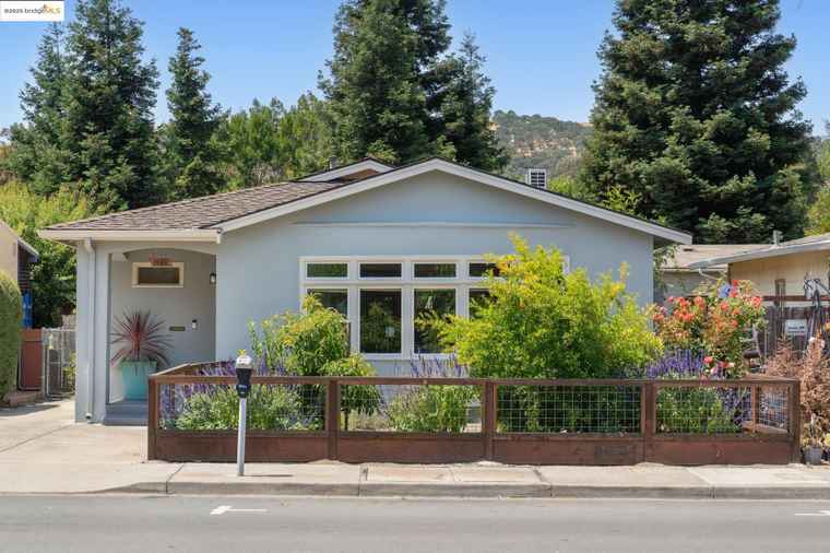 Photo of 1120 Pine St Martinez, CA 94553