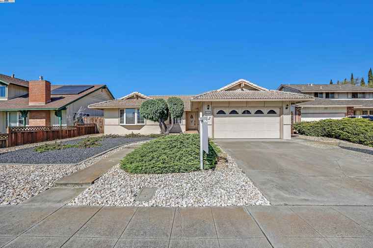 Photo of 512 Brookfield Dr Livermore, CA 94551
