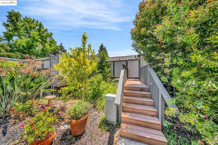 Photo of 1608 Ashwood Dr Martinez, CA 94553