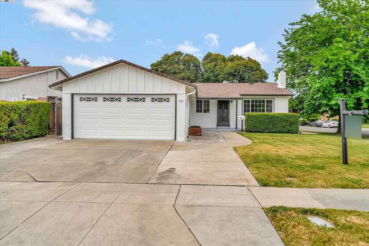 Photo of 40109 Laiolo Rd Fremont, CA 94538