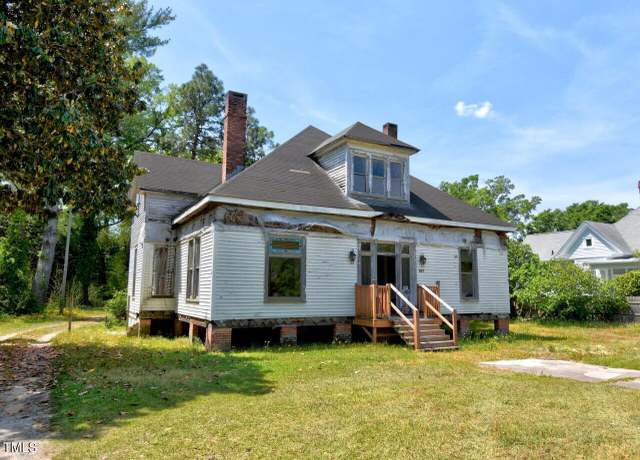 Property at 207 Mcrae St, Laurinburg, NC 28352, 4 beds, 2 baths