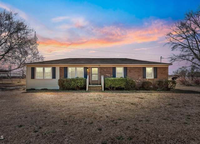 Property at 2004 Hilltop Ln, Goldsboro, NC 27530, 3 beds, 1.5 baths