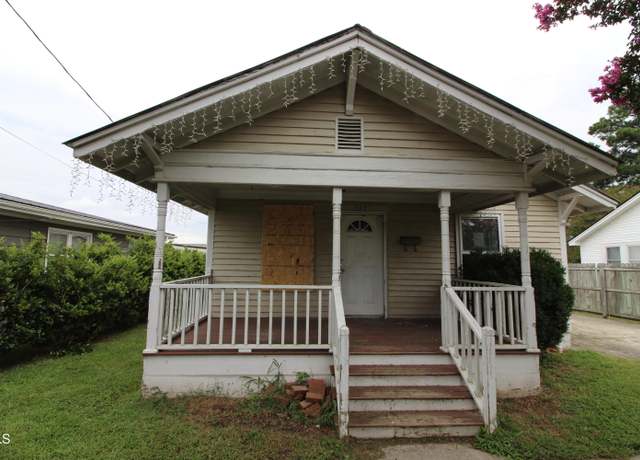 Property at 207 W Brocklyn St, Benson, NC 27504, 3 beds, 1 bath