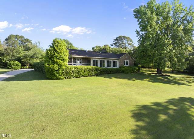 Property at 9 Lakeview Dr, Sanford, NC 27332, 3 beds, 2.5 baths