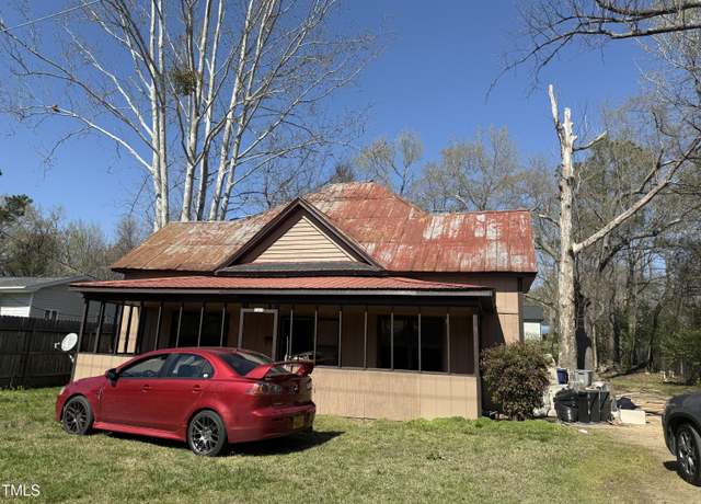 Property at 1005 Chatham St, Sanford, NC 27330, 4 beds, 1 bath